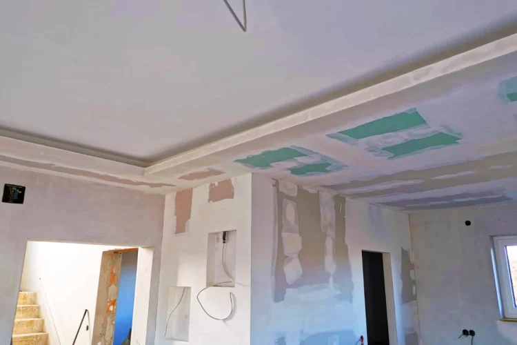 Gespachtelte Decke und Wände in einem Innenraum